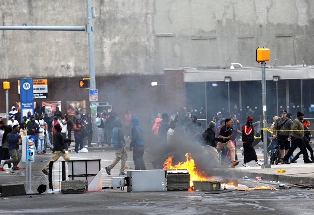 Baltimore'da marketler yağmalandı